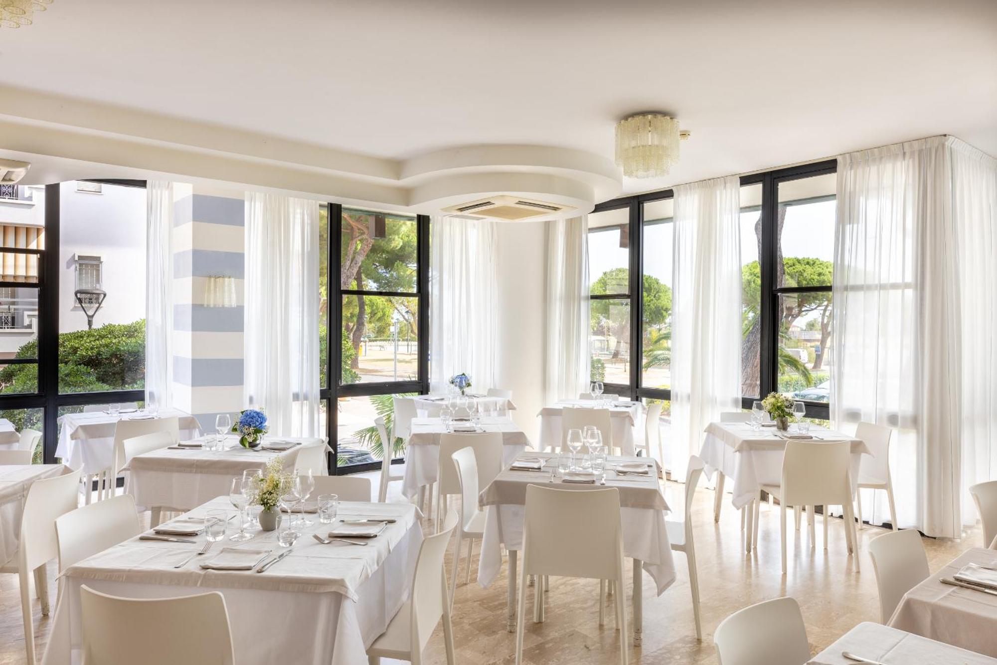 Hotel Capitol Misano Adriatico Esterno foto